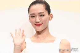 綾瀬はるか、美素肌輝く肩出しショット公開「女神」「息を呑む美しさ」と反響続々 画像