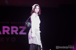 藤井サチ、オフショルニットで美デコルテ輝く【STARRZ TOKYO】 画像