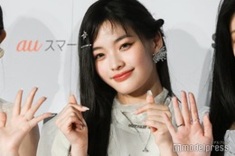 ILLITイロハ、髪色チェンジに反響続々 美脚際立つミニワンピ姿に「透明感がすごい」「お姫様」 画像