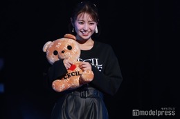 香音、ショーパンから美脚スラリ ぬいぐるみ抱き登場【STARRZ TOKYO】 画像