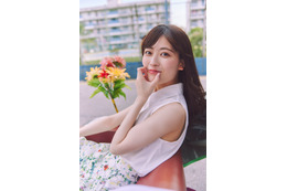 乃木坂46岩本蓮加、ノースリーブ姿で“彼女感”溢れる 1st写真集先行カット第5弾解禁 画像