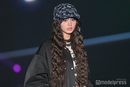 Girls2原田都愛、“超ミニ丈”で圧巻美脚披露 美ウエストものぞく【TGC北九州2024】 画像