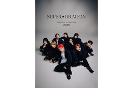 SUPER★DRAGON、クールな表情で魅了 2025年オフィシャルカレンダー決定 画像
