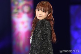 ≠ME菅波美玲、深めスリットから美太もものぞく ラメニット主役の今旬スタイル【札幌コレクション 2024 A／W】 画像