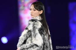 ≠ME鈴木瞳美、クールなランウェイで観客圧倒 “笑顔封印”でギャップ見せる【札幌コレクション 2024 A／W】 画像