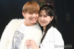 ゆりいちカップル、至近距離で見つめ合う ホワイトルックで爽やかランウェイ【札幌コレクション 2024 A／W】 画像