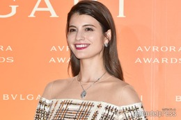 マギー、ミニスカから美脚スラリ ガーリーコーデに「お人形さんみたい」「スタイル抜群」と反響 画像