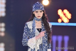 「オオカミくん」土方エミリ、花柄ブルーワンピ着こなす ミニ丈から美脚チラリ【GirlsAward 2024AW】 画像