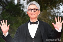 松重豊、個性派タキシード着こなす 満面の笑顔で手振りも【第37回東京国際映画祭】 画像