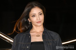 黒木メイサ、美ウエスト輝くデニムコーデ ジュエリーは「子どもにも受け継いでいきたい」【カルティエ「“TRINITY 100” セレブレーションパーティ」】 画像