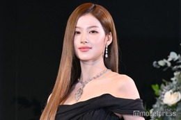 TWICE・SANA、“総額70億円超”ジュエリー身にまとい登場 美脚＆デコルテ際立つドレス姿 画像
