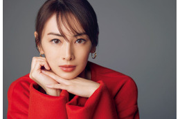 北川景子、12作目オフィシャルカレンダー決定 凛とした表情引き立つ表紙＆特典カット解禁 画像