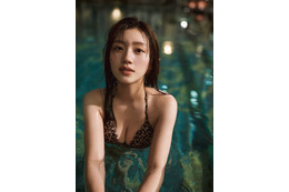 日向坂46佐々木美玲、ナイトプールで大人な表情 1st写真集先行カット第7弾解禁【陽射しのパレード】 画像