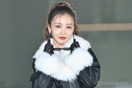 板野友美、ミニスカからほっそり美脚「可愛すぎ」「着こなしてる」絶賛の声 画像
