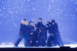 SEVENTEEN、エスクプスからホシへと渡った指揮棒・ウジのピアノ演奏で「MAESTRO」スタート 制御された世界から愛の解放まで【2024 MAMA AWARDS DAY2】 画像