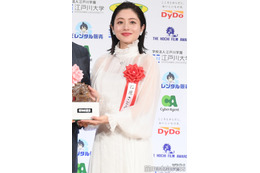 石原さとみ、感極まり涙 両親が21年ぶり授賞式参加「病気を乗り越えて」【第49回報知映画賞】 画像