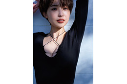 元フジアナ渡邊渚、美谷間のぞくトップス姿 大人の表情で魅了 画像