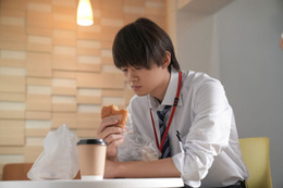朝ドラ「おむすび」翔也（佐野勇斗）が驚きのイメチェン「そうきたか」「意外と似合う」の声 画像