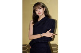 BLACKPINKリサ、美脚&美ヒップ披露のクリスマスショット公開「セクシー」「スタイルが完璧」と反響 画像