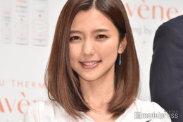 真野恵里菜、夫・柴崎岳選手＆第1子とのクリスマスショット公開「可愛いが溢れてる」「素敵」と反響 画像