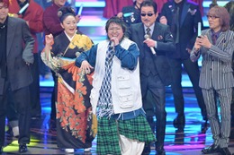 【紅白本番】こっちのけんと、白組トップバッターで出演者と“ギリギリダンス” 橋本環奈＆伊藤沙莉・ミセスら完璧な振り付け 画像