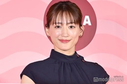 綾瀬はるか、“ギリギリ”ミニ丈から美脚スラリ「驚異のスタイル」「攻めてる」とファン釘付け 画像