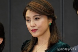 藤原紀香、胸元ざっくり衣装姿で登場 周囲に感謝「昨年も色んなことがありました」【家政婦クロミは腐った家族を許さない】 画像