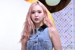 藤田ニコル、デニムワンピで美肩＆美脚披露 2025年は「あえて挑戦しない」理由【LOUIS VUITTON×MURAKAMI】 画像