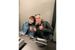 globe・KEIKO、マーク・パンサーとの乾杯ショット「全盛期からビジュアル変わってない」の声 画像