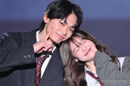「今日好き」“せなりあ”米澤りあ＆黒木聖那カップル、ステージで頬キス求め合い「可愛い彼女と一緒に歩けて嬉しいです」【TGCしずおか2025】 画像