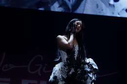 【No No Girls最終ソロ審査：MOMOKA「PAIN IS BEAUTY」】ステージ上で純白ドレス＆素肌を黒く浸す衝撃パフォーマンス「辛かった思いとか痛みで汚れた」過去表現 画像