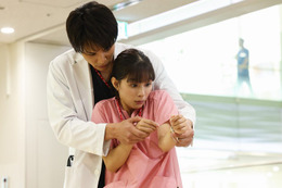 「まどか26歳、研修医やってます！」初回、まどか（芳根京子）＆菅野（鈴木伸之）が急接近？ラスト1分に視聴者悶絶「びっくり」「不意打ちずるい」 画像
