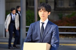 日曜劇場「御上先生」初回、冒頭1分で刺された人物は誰？衝撃展開担った注目アーティスト【プロフィール】 画像