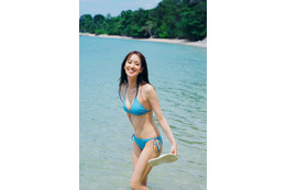 日向坂46佐々木久美、美スタイル際立つ水着姿 1st写真集先行カット第3弾解禁 画像