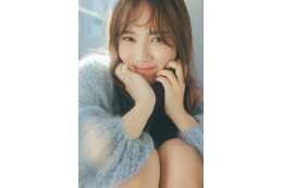 乃木坂46田村真佑、美脚のぞくニット姿 “あざとい”表情にドキッ 画像