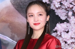 ももクロ百田夏菜子、真っ赤なミニ丈ドレスで美脚スラリ 俳優陣へサプライズプレゼントも【キャプテン・アメリカ：ブレイブ・ニュー・ワールド】 画像