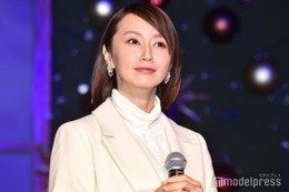 鈴木亜美、ブレザー＆ミニスカ制服姿を披露「違和感がない」「現役かと」の声 画像