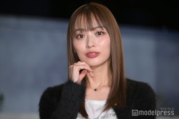 内田理央、極ミニスカ×黒タイツで美太もも全開 圧巻スタイルに「さすがの美脚」「モチベになる」の声 画像