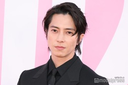 山下智久、タンクトップから鍛えられた腕披露「甘いマスクからは考えられない筋肉」「ピースが控えめで可愛い」とファン悶絶 画像