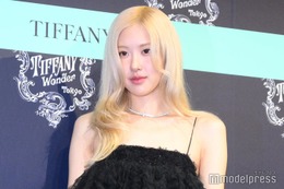 BLACKPINKロゼ、美背中ざっくりコルセットドレス姿「後ろ姿でも美しさが滲み出てる」「色気爆発」と話題 画像