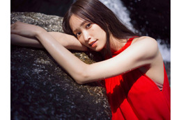 日向坂46佐々木久美“岩のプール”で艶やかさ漂う 1st写真集先行カット第5弾解禁【めくる日々】 画像