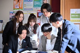 「御上先生」AmBitious真弓孟之のアドリブ秘話 共演者から称賛止まらず「最高の連携だった」「ボキャブラリーがすごい」 画像