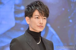 佐藤健、無精髭生やしたオフショット公開「ワイルドで素敵」「色気がダダ漏れ」と反響続々 画像