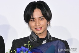 中島健人、共演者に花束プレゼント “サプライズ返し”でハプニング「花があれば掴んじゃう」【知らないカノジョ】 画像