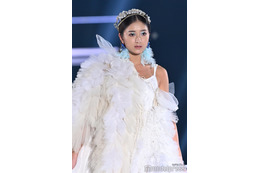 みちょぱ、羽ドレス姿で圧巻女神オーラ 青アイシャドウがお似合い【TGC2025S/S】 画像