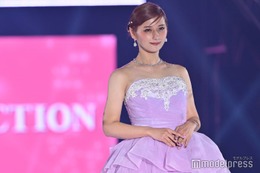しなこ、美デコルテ披露ドレス姿で印象ガラリ「TGC」初ランウェイ前の美容医療施術明かす【TGC2025S/S】 画像