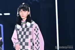 野村康太、抜群スタイル映えるハーフパンツ×リボンソックス姿【TGC2025S/S】 画像