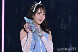 STU48石田千穂、美肩ラインが眩しいペンライトカラードレス【IDOL RUNWAY COLLECTION 2025】 画像