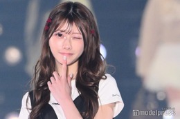 AKB48千葉恵里、ミニ丈シックワンピでスラリ美脚披露 赤リボンで甘さもプラス【関コレ2025S/S】 画像