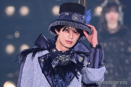 BUDDiiS小川史記、紫マントでダークな雰囲気 舌ペロに歓声【関コレ2025S/S】 画像